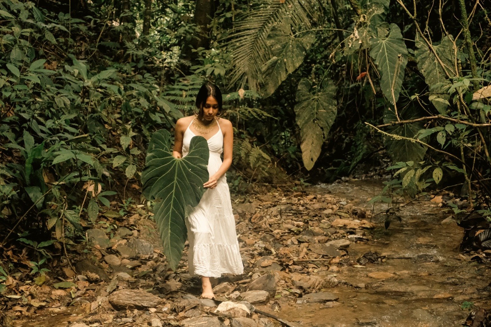 Ela en el bosque, conexión con la naturaleza
